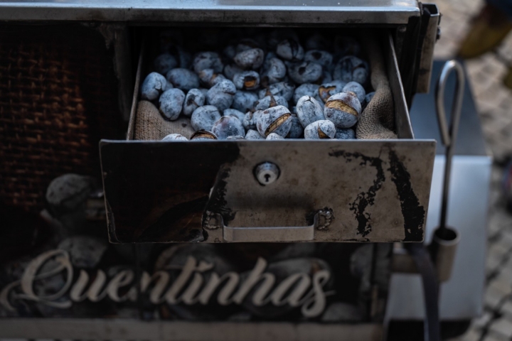 A assadora diz que um bom corte na barriga da castanha é fundamental.
