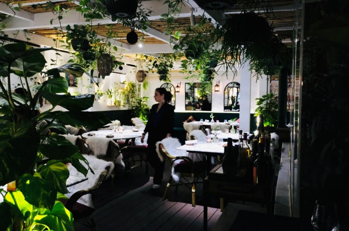 As mesas do restaurante ficam num pátio fechado, um pequeno oásis no Príncipe Real, repleto de plantas e aquecido no Inverno