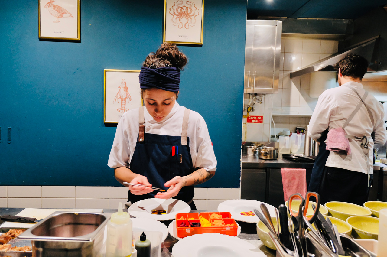 A chef privilegia uma equipa de cozinha e de sala constituída por mulheres. A partir de Julho, organiza os jantares Ladies’ Night, com chefs convidadas