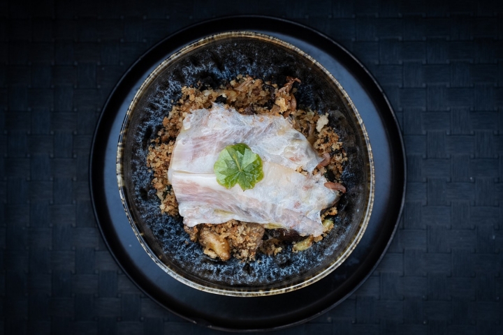 Cogumelos grelhados, com ovo, vegetais da época e papada fumada 