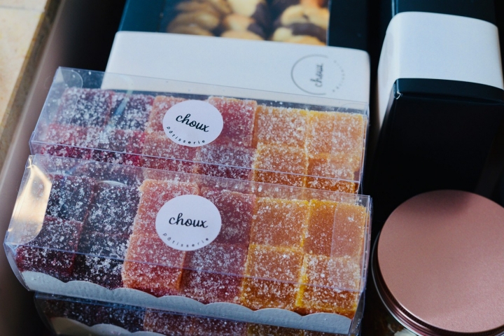 As gomas caseiras e macarons têm sabores como pintanga, maracujá ou amora, as frutas da ilha