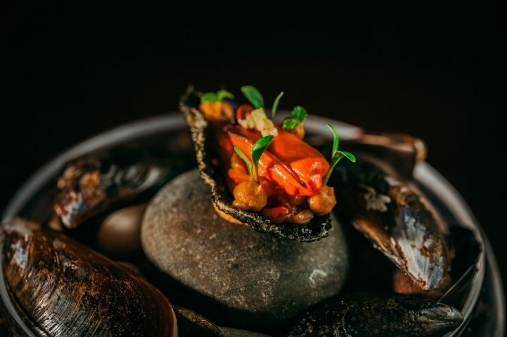   Mexilhão em escabeche numa concha falsa de massa de algas