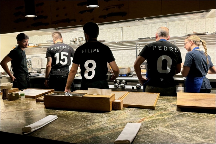 Como num jogo de futebol, as equipas trajavam a rigor