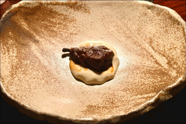 Pera cozida durante dois dias com creme de enguia fumada