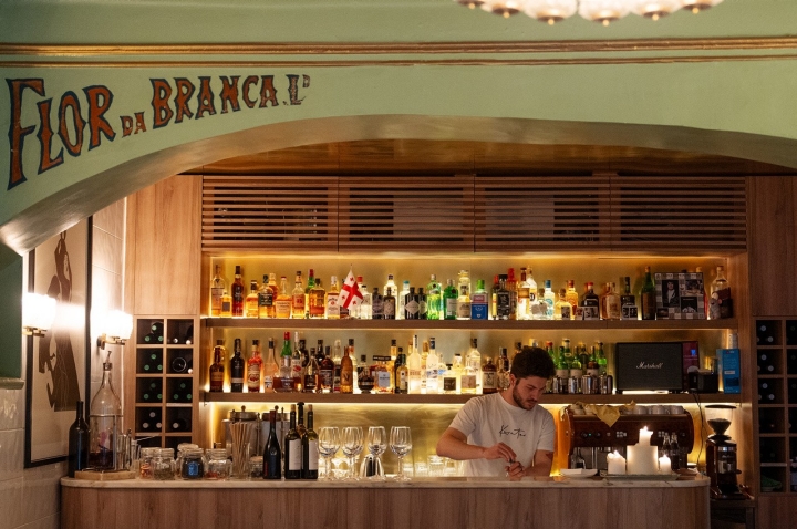 A decoração do Karater é uma homenagem à outra vida do espaço, que em tempos foi a leitaria Flor da Branca, no Bairro Alto