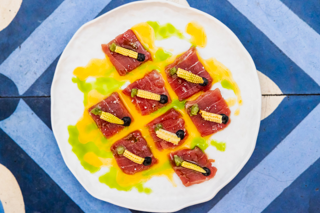 Barriga de atum e abacate, com milho bebé, wasabi e manga