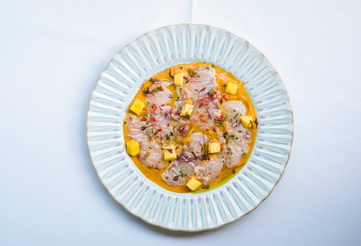 Robalo marinado com gaspacho de manga picante
