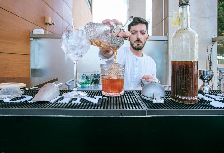 Diogo Ribeiro pôs medronho no Moscow Mule, doce de figo no spritz, poejo nos Mojitos.