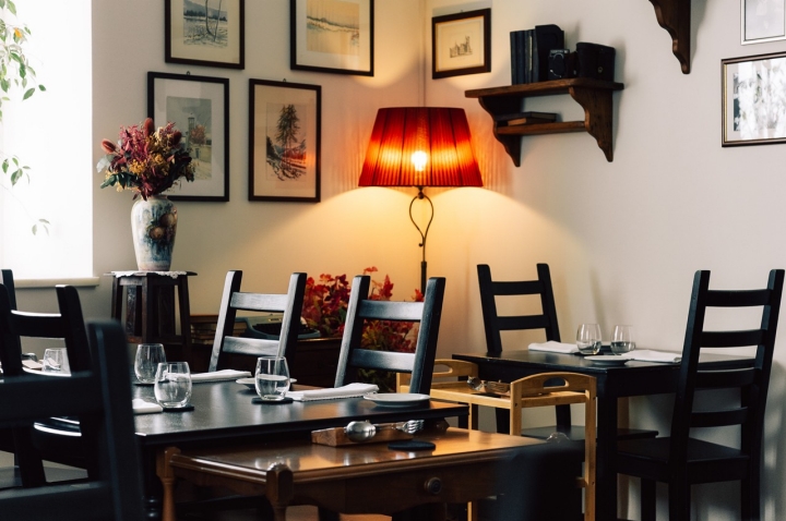 Fotografias antigas, pinturas, referências do cinema italiano, mapas de várias cidades e regiões de Itália. A Osteria Mavalà parece transportada da Lombardia