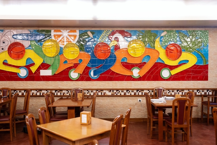 A Churrasqueira Rocha tem capacidade para 300 pessoas, com um snack-bar na primeira sala, onde são servidas as famosas sandes de leitão