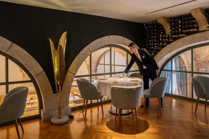 Os pratos, copos e talheres são ajustados ao milímetro