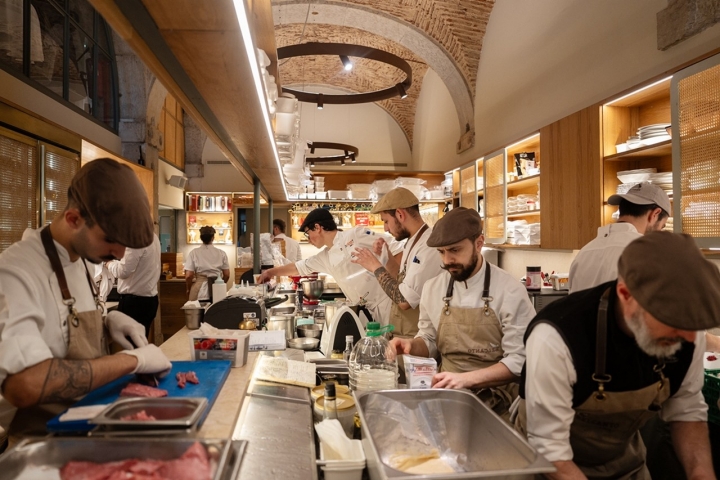 A cozinha aberta permite acompanhar o bailado da preparação e do serviço