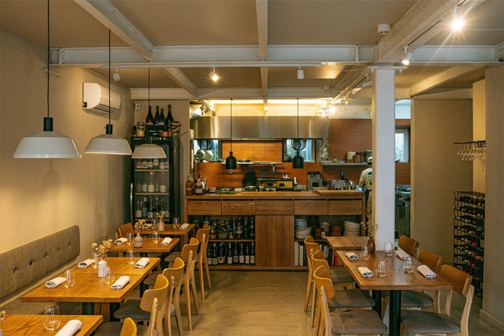 A cozinha é aberta e pequena: há apenas espaço para dois