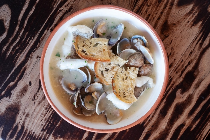 A abrótea é uma das obsessões da chef e surge também na carta com amêijoas e em molho verde, a fazer lembrar uma sopa de cação