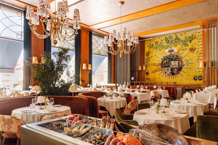 A sala ganhou uma montra de peixe e marisco fresco à entrada