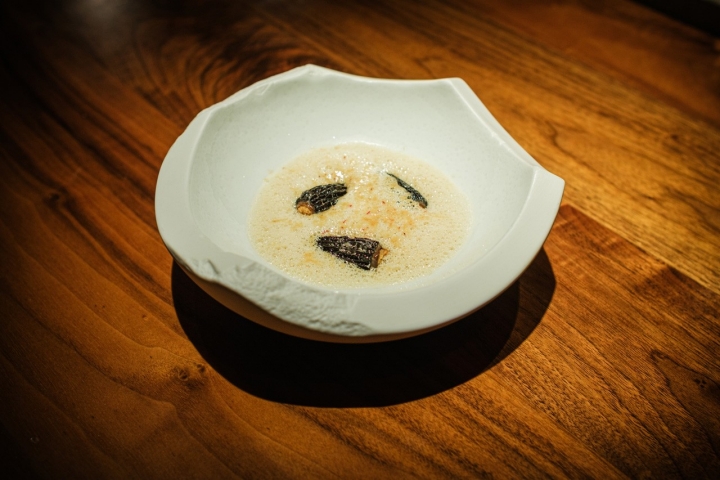 Os morilles recheados com avelã e molho de foie gras dão um prato rico e guloso