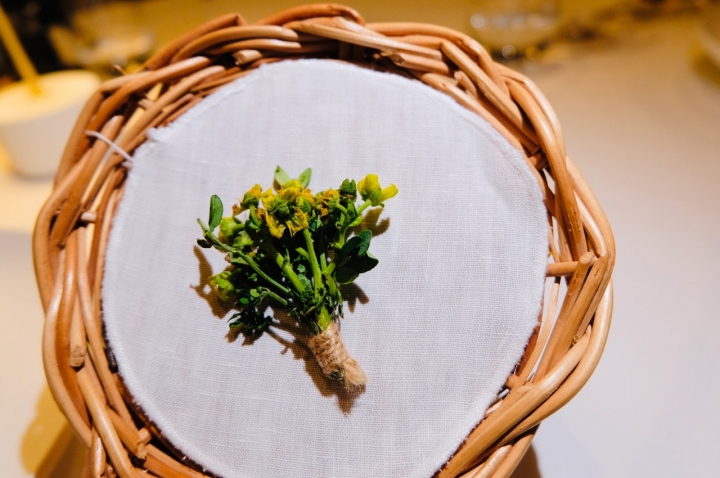 Detalhe do raminho de funcho e arruda que chega à mesa num prato de vime