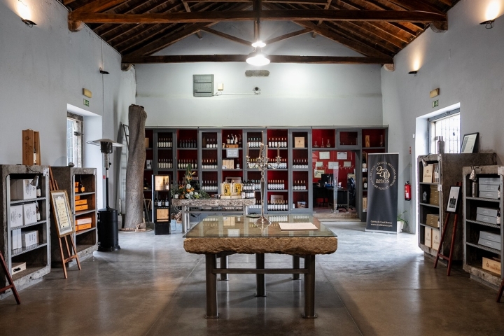 O Falcoaria, um dos vinhos mais célebres da Quinta do Casal Branco, está disponível na loja, aberta ao público