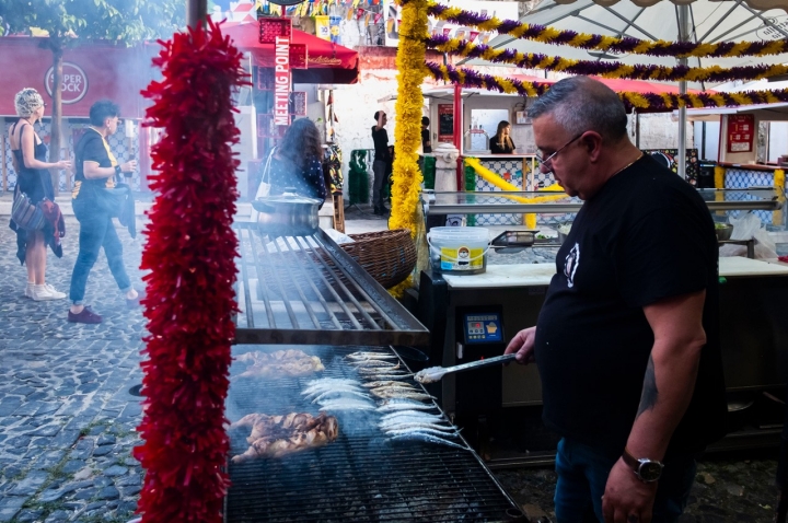 Está oficialmente aberta a época da sardinha assada (se sabem melhor agora ou no final do Verão, já é outro assunto)