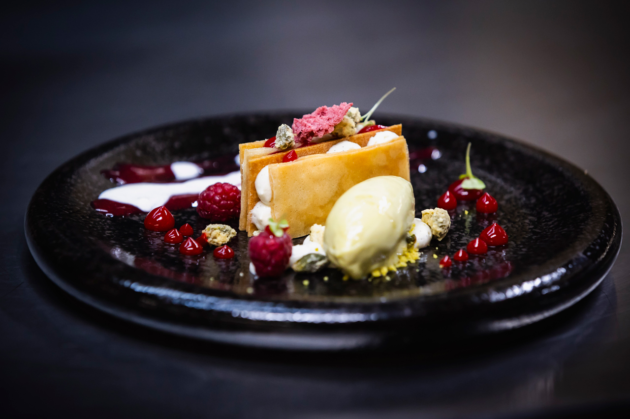 Mil folhas de chocolate branco, framboesa e gelado de pistáchio, do Bistrô