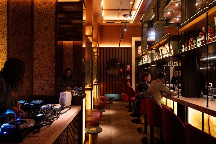 O Spiritland Lisboa funciona numa antiga bibloteca conventual, dentro do Locke Santa Joana