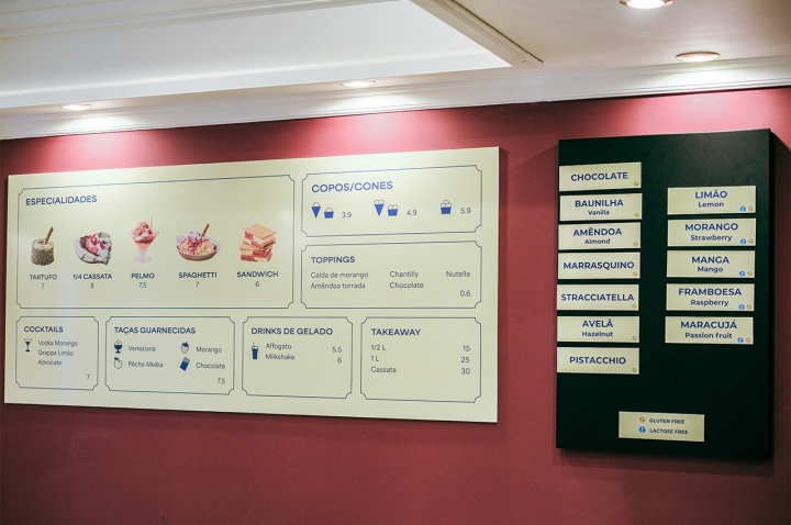 Há sabores novos, adaptados à fruta da época, mas o letreiro mantém-se o de sempre