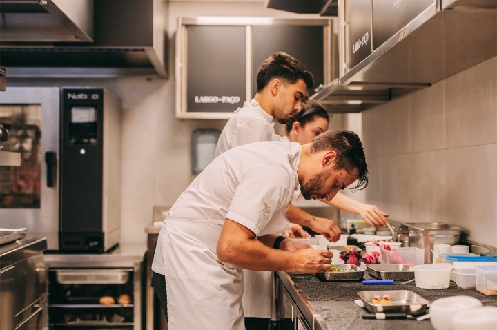 Na cozinha, há uma orquestra bem coordenada que cria os 13 e 15 momentos do menu de degustação