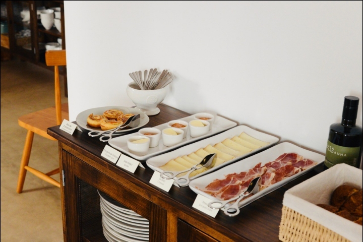 O pequeno-almoço inclui produtos feitos na casa e de produtores que estão a poucos quilómetros do hotel