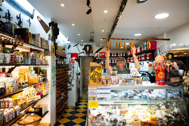 O dono Rui Morais pendura alheiras n’O Meu Celeiro