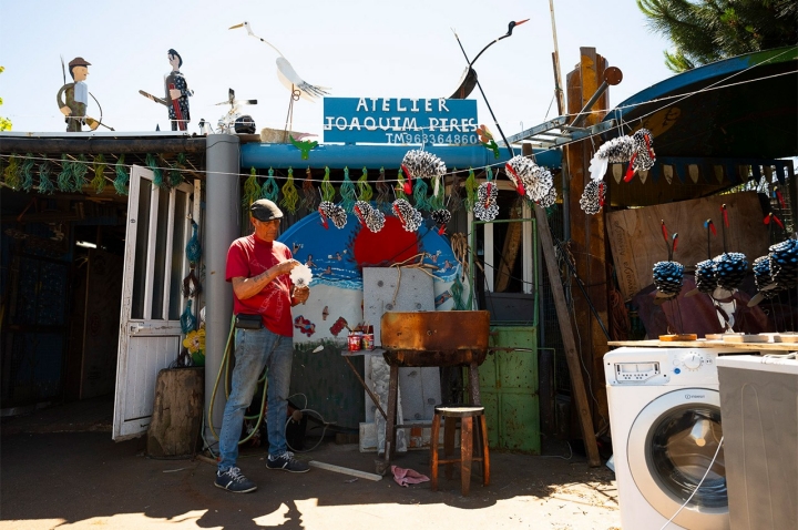 Joaquim Pires a trabalhar no exterior do seu atelier, em Ponte de Lima
