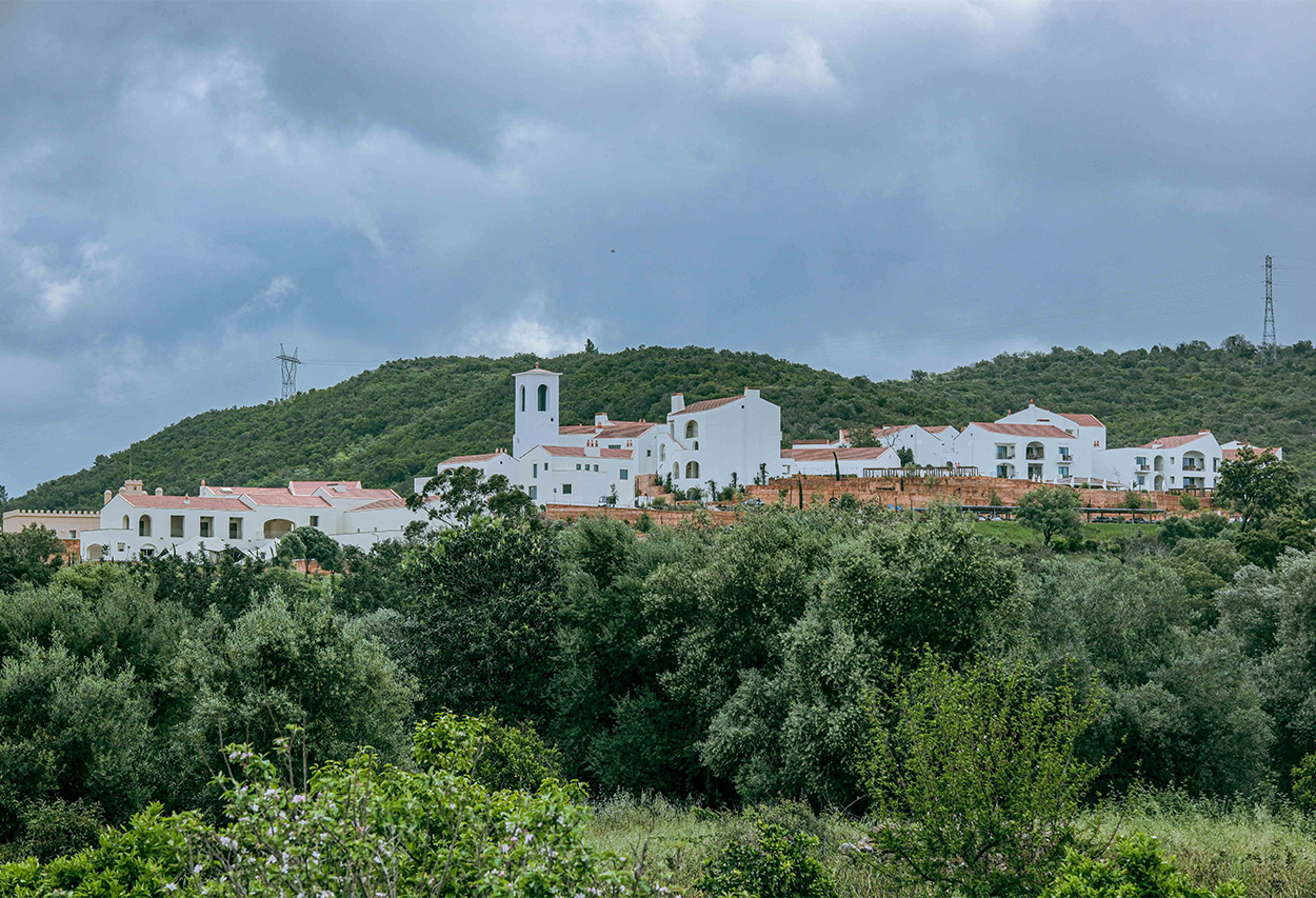 Ao longe, o Viceroy at Ombria, no barrocal junto a Loulé, imita uma típica aldeia algarvia