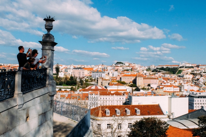 Do miradouro de São Pedro de Alcântara avista o Castelo de São Jorge, a Graça e o rio Tejo