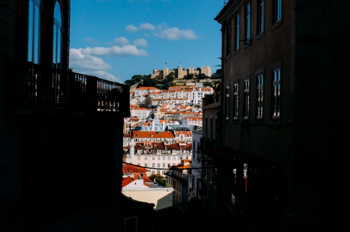 Do Castelo de São Jorge vislumbra a cidade desde o rio até às Avenidas Novas 