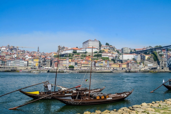 Há várias formas de conhecer o Porto, cada qual uma leitura própria sobre uma cidade de ruelas medievais, banhadas pelo Douro, e que tem olhos inquietos postos no futuro.