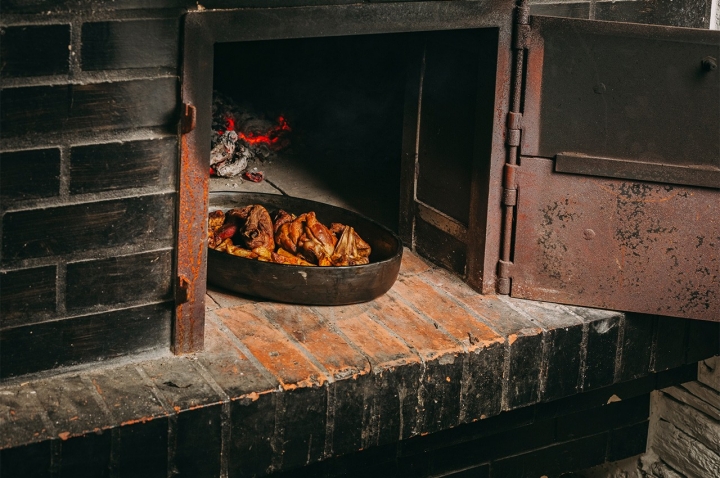 Aos domingos, acende-se o forno a lenha para almoços de família 
