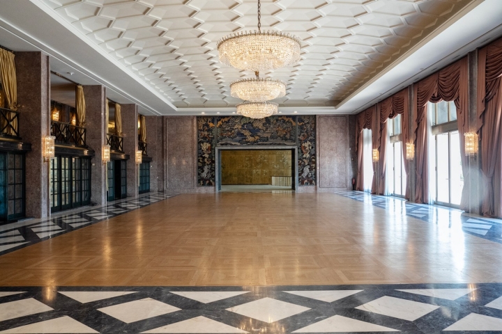 Do chão ao tecto, passando pelas quatro paredes, o todo o Ritz é um monumento por explorar