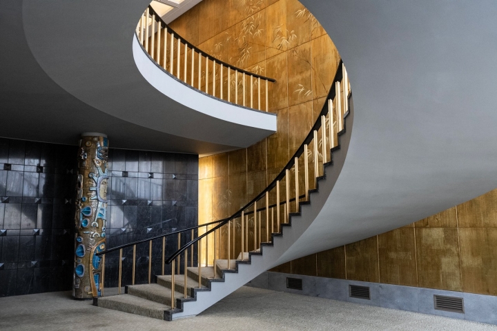 A coluna de cerâmica da autoria de Querubim Lapa, à esquerda na imagem