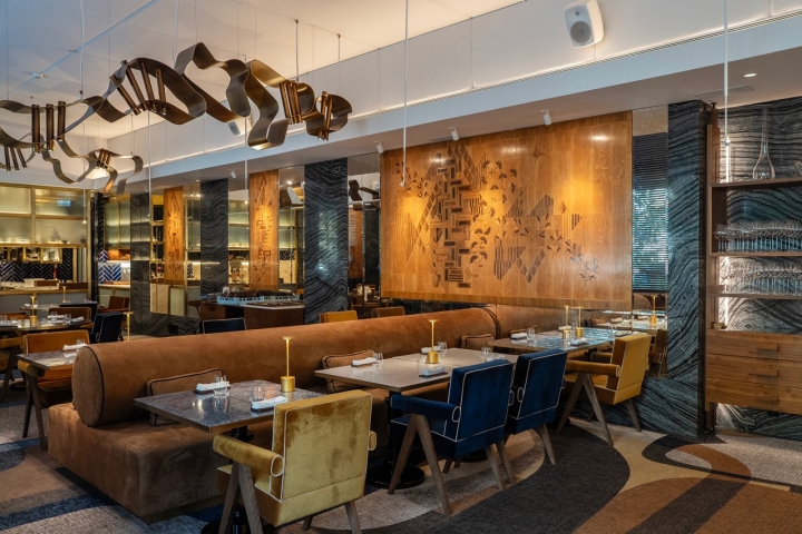 O Cura abriu em 2020 com nobreza nas escolha dos materiais — as pedras naturais, os metais e madeiras — e na arte — veja-se o painel de madeira com marchetaria