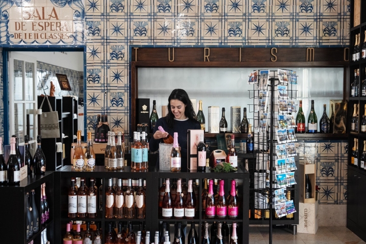 Na loja, há vinhos de 43 produtores da Bairrada, alguns que não se encontram em mais lado nenhum