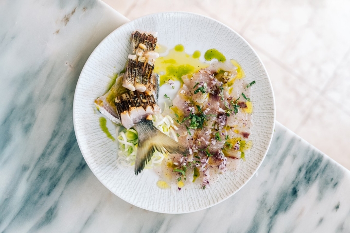 No Escama, em Faro, o cliente escolhe o peixe e o tipo de confecção que prefere (fotografia de Afonso Sousa)