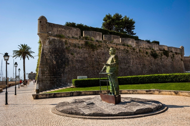 Dentro das muralhas está o Cidadela de Cascais Art District com lojas, galerias e livrarias.
