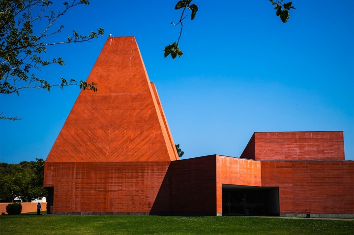A Casa das Histórias Paula Rego é um marco da arquitectura nacional assinado por Eduardo Souto de Moura.