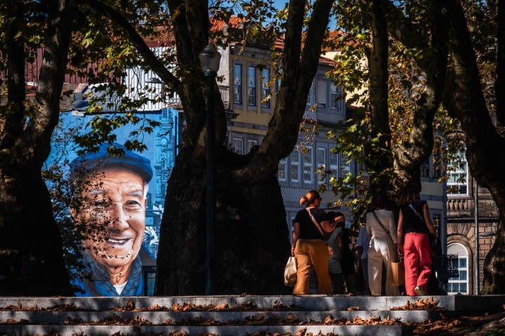 Germano Silva, acarinhado jornalista e contador de histórias do Porto, ganhou um mural em sua homenagem no final de 2024. Foi feito por Mr. Dheo e fica junto ao Jardim da Cordoaria 
