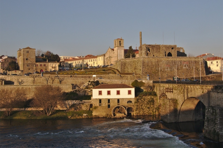 Ponte medieval sobre o rio Cávado, ruínas do Palácio do Conde de Barcelos e a Igreja de Santa Maria Maior, ao fundo.  Foto: Istockphoto.