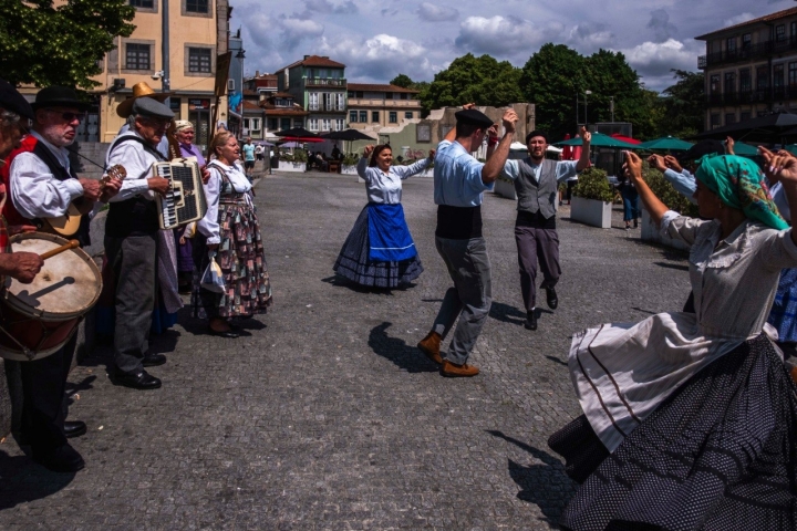  Por toda a cidade há grupos de danças tradicionais trajados a rigor