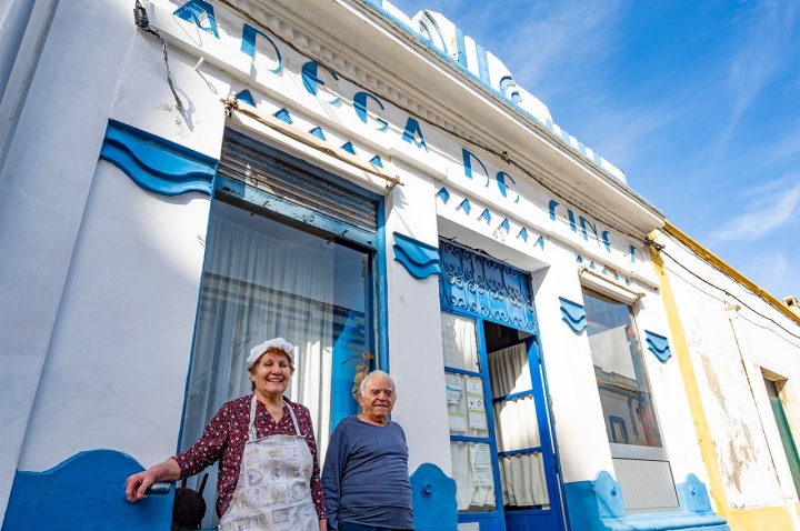 Edite e Luís, os donos da Adega de Sines (Foto: Sofia Costa)