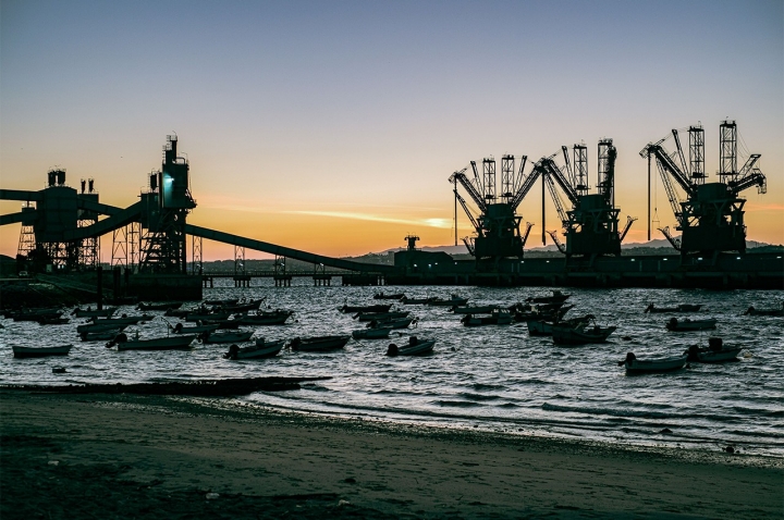 À esquerda, o lado industrial do porto num belo contraluz ao pôr-do-sol