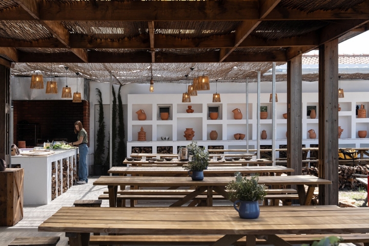 O restaurante, sala de pequenos-almoços e também pizzaria com forno a lenha