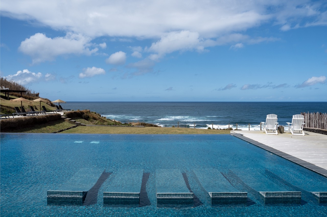 Os hotéis White e Santa Bárbara Eco Beach Resort são o refúgio perfeito nos Açores.