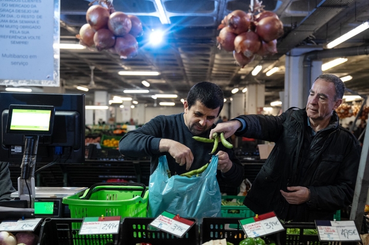 O chef Vítor Sobral às compras no Mercado da Graça, em Ponta Delgada. As favas farão parte do menu daquela noite.